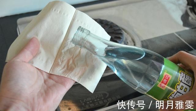 不管煤气灶有多脏，教你一招，不用一滴水，再脏的灶台一擦就干净