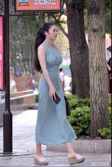 街拍美目盼兮的美女,白皙修长美腿,展现优雅的女神范