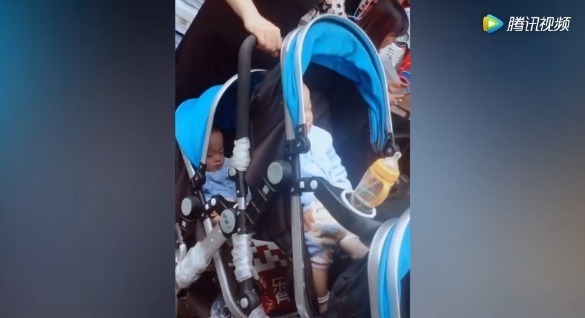 姥姥|奶奶一人带三胞胎上街,一手推三车,前排弟弟的反应太可爱