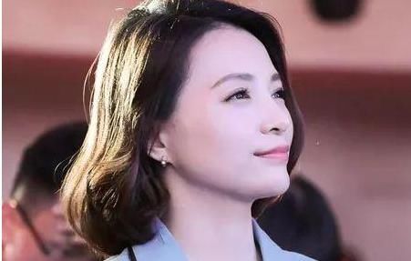 央视一姐董卿上《新闻联播》！大背头气质不凡，在男领导中好抢眼