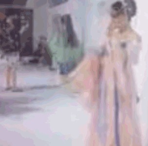 |搞笑GIF:小姐姐真是个狠人 下次过来记得带个铁盆