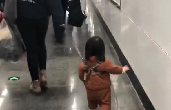 操作|不带娃不知道艰辛,宝妈拎起娃赶地铁,萌娃的操作让人笑哭