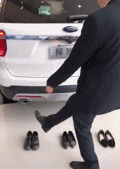 |搞笑GIF段子:不是说女追男隔层纸吗?这也太好追了吧,哈哈哈哈