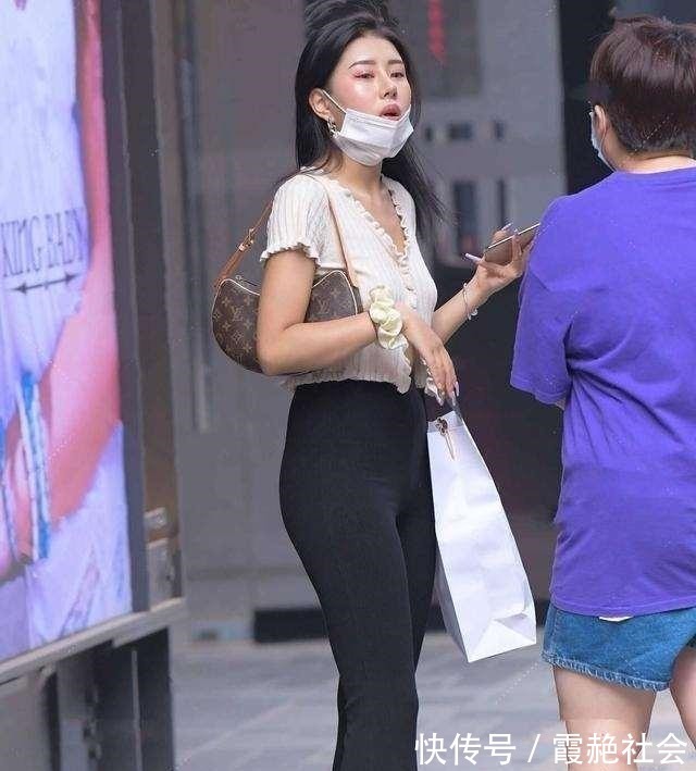 搭配 黑色心机短袖搭配深色高腰打底裤,清爽搭配,穿出高贵感觉!