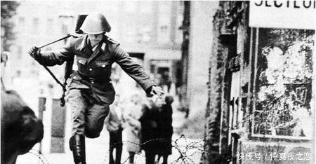 柏林墙|第一个翻越柏林墙的东德士兵舒曼的结局到底如何呢