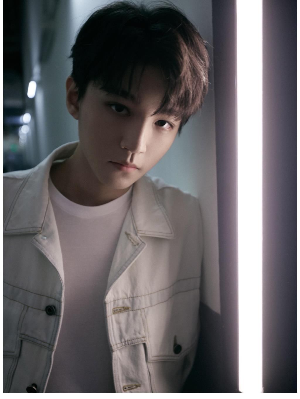 舞臺表演|王俊凱王一博王源舞臺表演照曝光，王一博果然自成一派，太好笑！