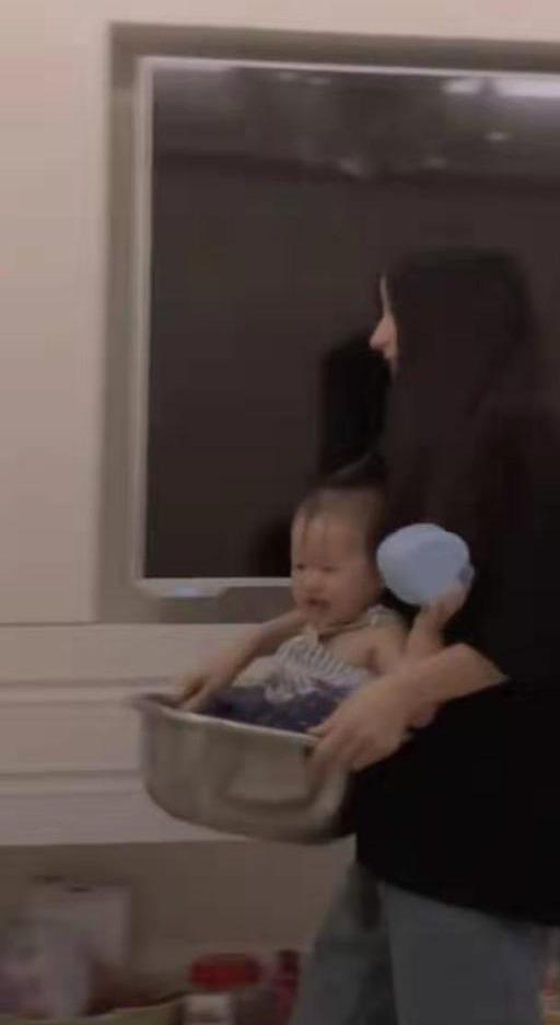 外甥女|让漂亮的小姨带娃是啥体验?原谅我不厚道的笑了,心疼宝宝