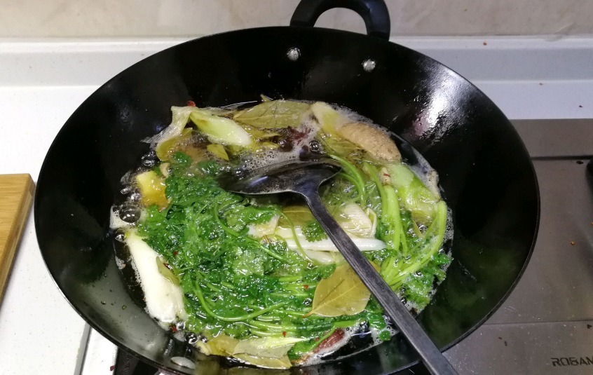 大厨炒菜，出锅前为啥加明油，啥是明油难怪炒啥都香，教你做法