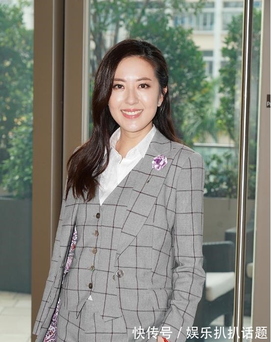 流行色彩 中年女人秋天别总穿一个颜色,不如试试这4种流行色彩,高级洋气!