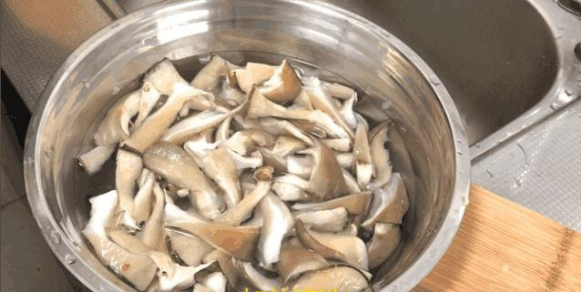 炸蘑菇,需不需要焯水?很多人错了,这样简单一做,比肉还香