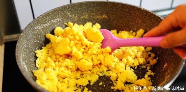 喜欢巧克力和椰蓉的试试这月饼,太香了!其它月饼一比都是浮云了