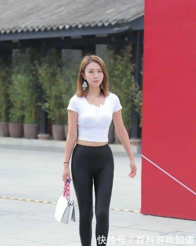 清新 清新活泼的瑜伽裤装扮不乏气质感,凸显修长的身材,舒适养眼!