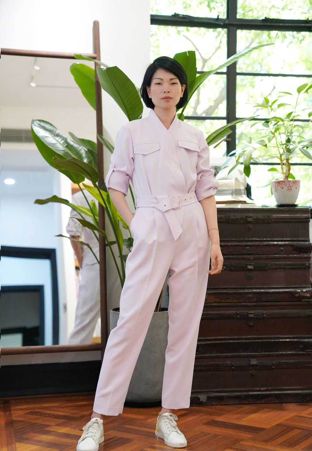 渔网|吕燕真不愧是超模,穿一身孔雀毛连衣裙结合黑色渔网,气场全开