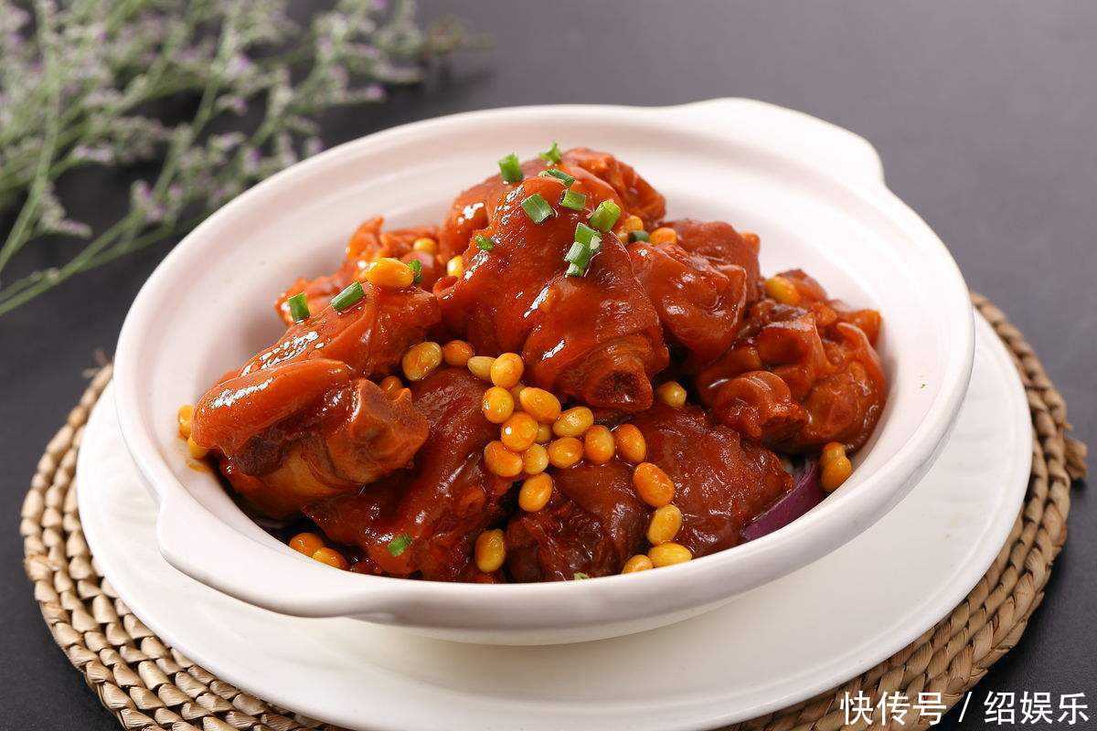 教大家做一道黄豆炖猪蹄，软嫩又入味，特别适合女人吃！