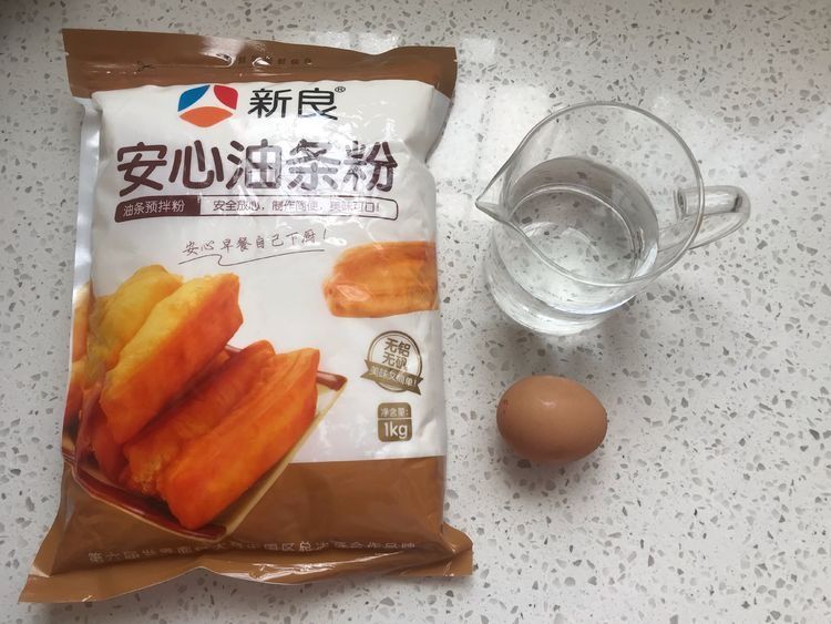 想吃油条不用出去买，自己在家也能做，蓬松酥脆还省钱