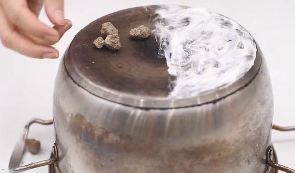 不锈钢锅底满是黑垢，钢丝球都擦不掉，教你一招，锅底光亮如新！