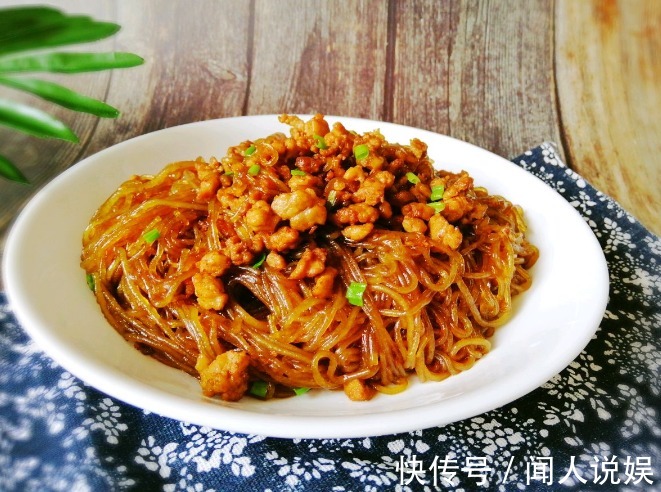 炒粉条，焯完水马上炒就错了！多做一步，粉条不粘不坨，爽滑分明