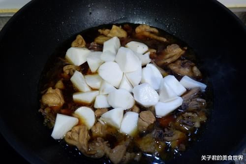  鸡肉|鸡肉吃起来的口感也非常的软嫩，把它和山药搭配在一起，分享炖鸡小技巧