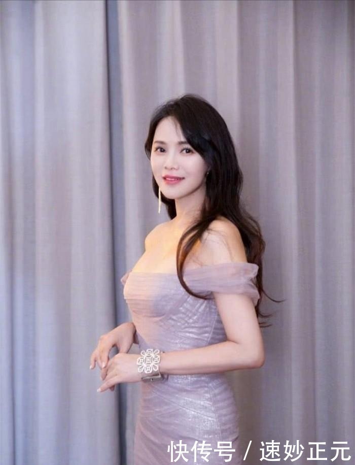 女人味 50岁左右的女人,发型不要留羊毛卷和黑长直,这些更洋气