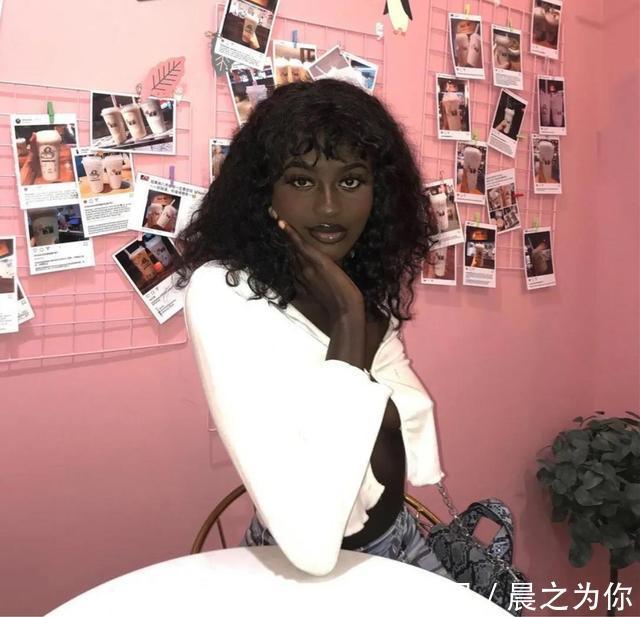 非洲女孩|非洲女孩热爱健身，被誉为“刚果黑珍珠”，前凸后翘遭键盘侠嘲讽