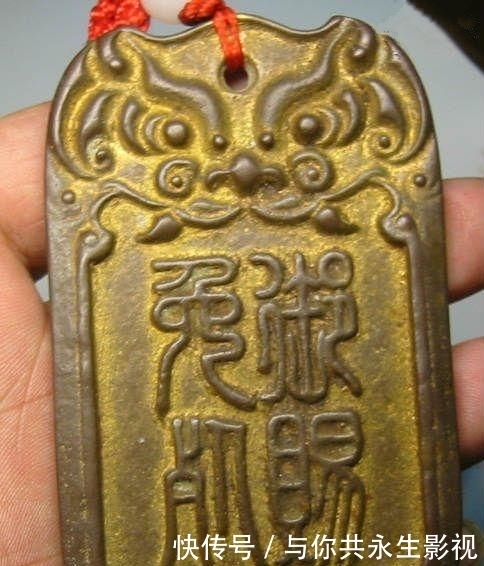 大笑|朱元璋下令斩了功臣,功臣掏出免死金牌,朱元璋大笑:你看看背面