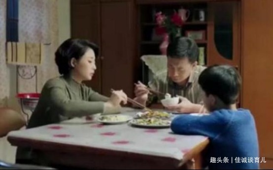 偷钱|同样是拿走爸爸的100块钱,两个爸爸的做法,孩子长大后差距明显