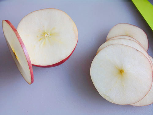 苹果|最通便的水果被发现，便秘的人每天空腹吃它，隔天拉出黑臭宿便！