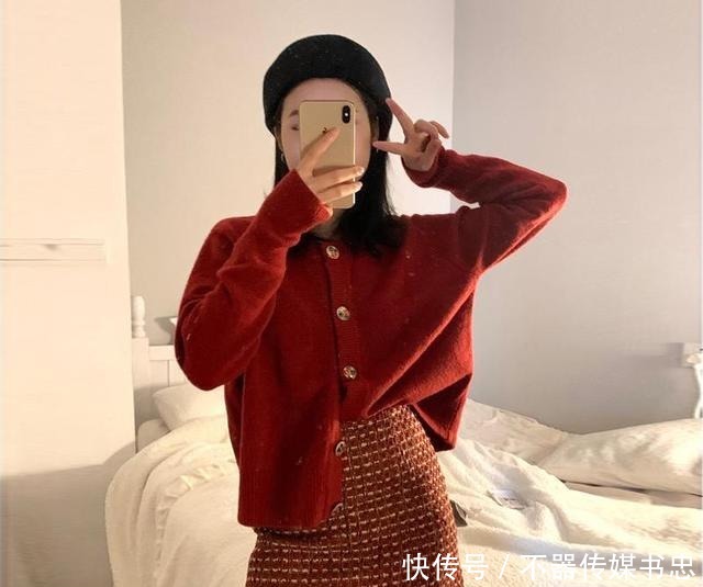 春天的衣服不需要太多,有这件“针织开衫”就足够,配裙子都好看