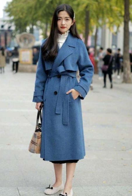 短裙|街拍:第三位穿抹胸短裙的美女,白皙美腿让人羡慕