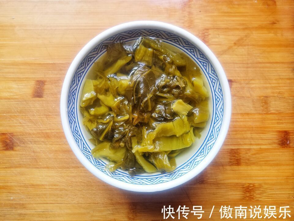 教你简版酸菜鱼做法,汤汁酸爽,鱼肉滑嫩,一次一锅都不够吃