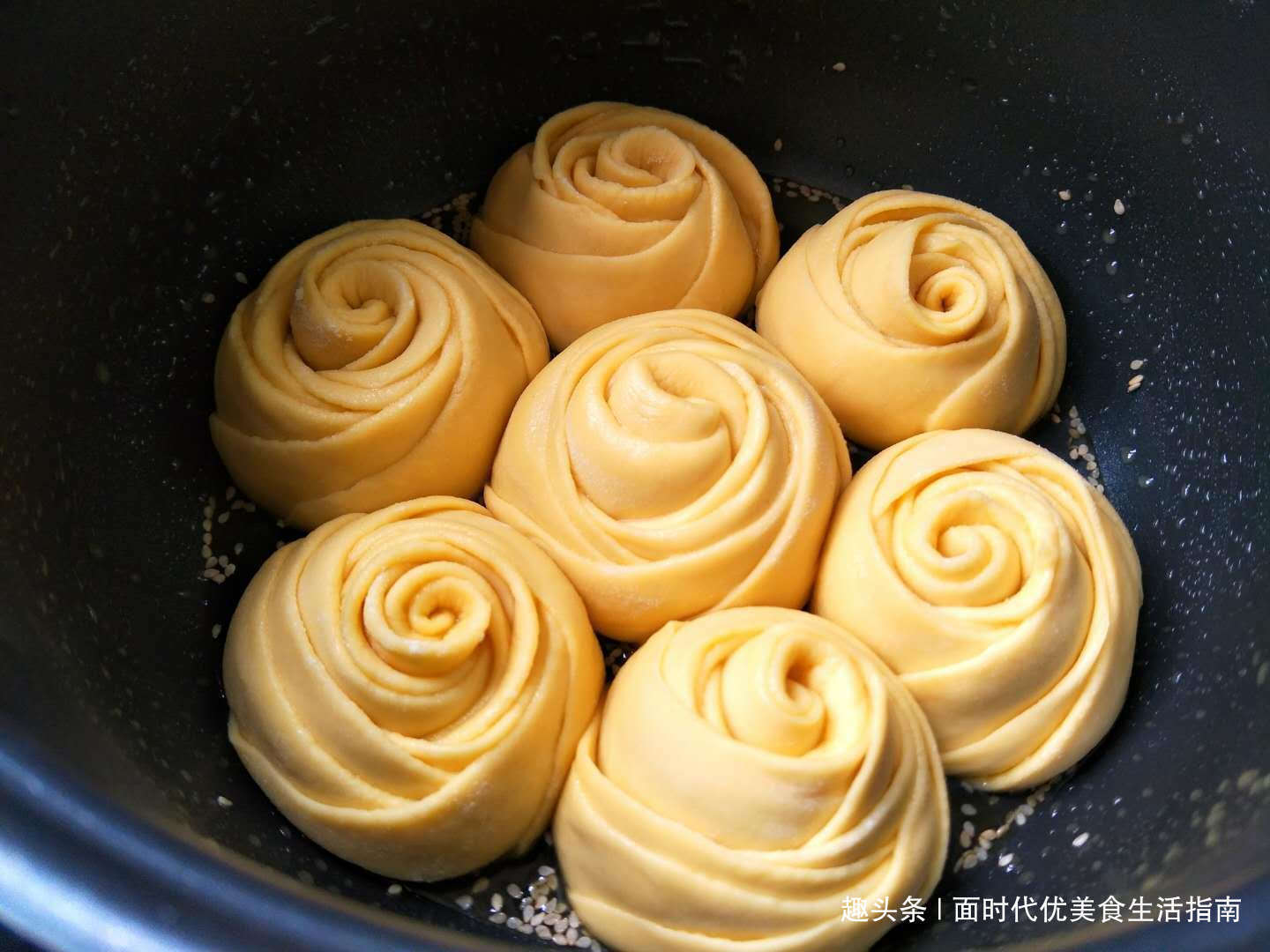 玉米面独特做法，开水一烫，不蒸不烙，松软又酥脆，比面包还好吃