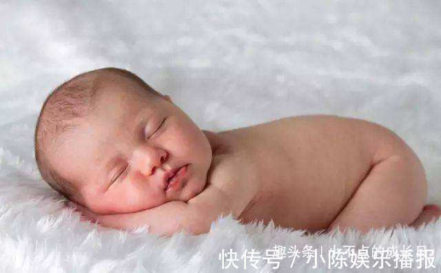 关键期|新生儿睡觉时,这三种睡姿尽量少用,有可能会毁了孩子的颜值