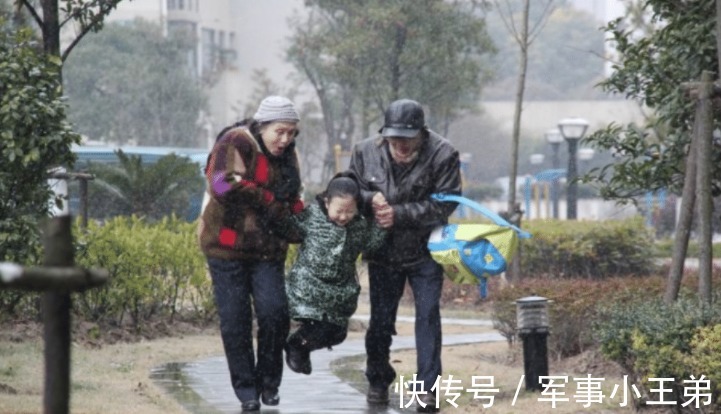 棋牌室|为什么说老年人不要去棋牌室?63岁大妈哭诉:家差点没了