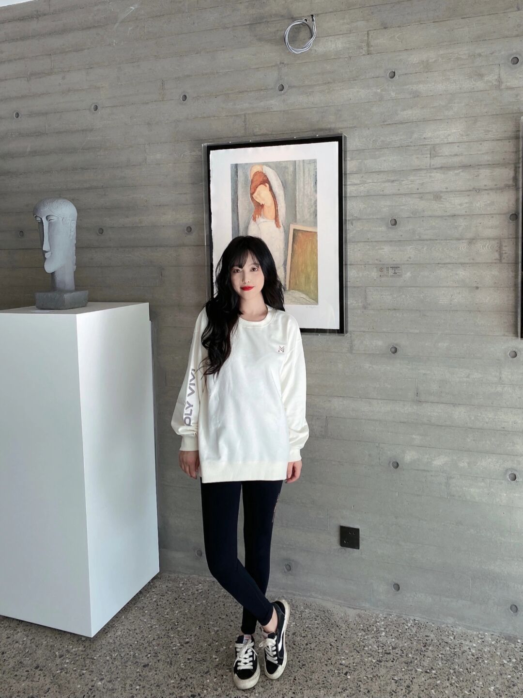 纤细|身材纤细的美女, 一件白色宽松上衣配紧身长裤, 休闲又时尚