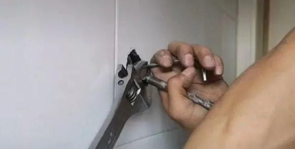 维修师傅|水龙头断在墙壁里怎么办不用花钱请维修师傅，教你妙招自己搞定