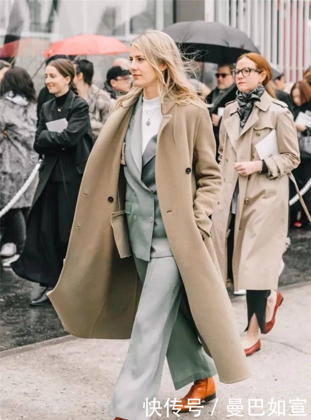“卫衣”大势已去,今冬开始流行“赫本风”毛衣,简约百搭又高级