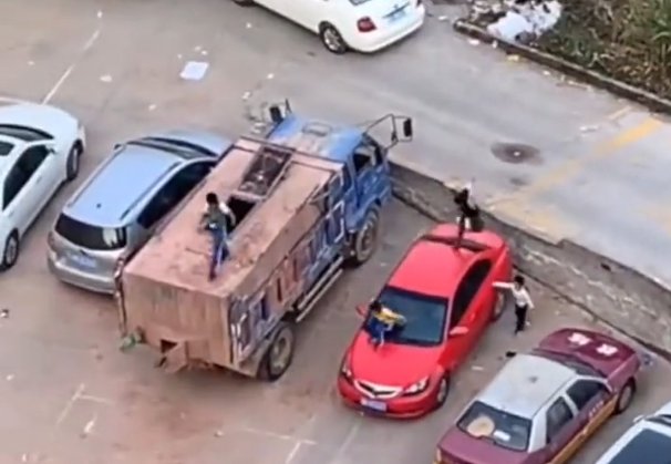 停车场变成游乐园？熊孩子在车顶玩闹，出了事情谁负责？