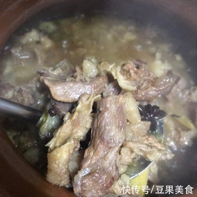 香喷喷热腾腾的炖牛腩 牛腩煲