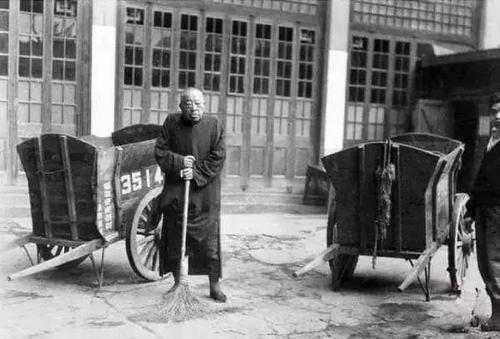 收养|青帮大佬黄金荣,花重金收养一2米5巨人,为何只让他蹲门口吃饭?