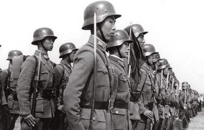 德军|二战德军军服帅气十足,却有一个致命缺陷,无数德国士兵因它而死