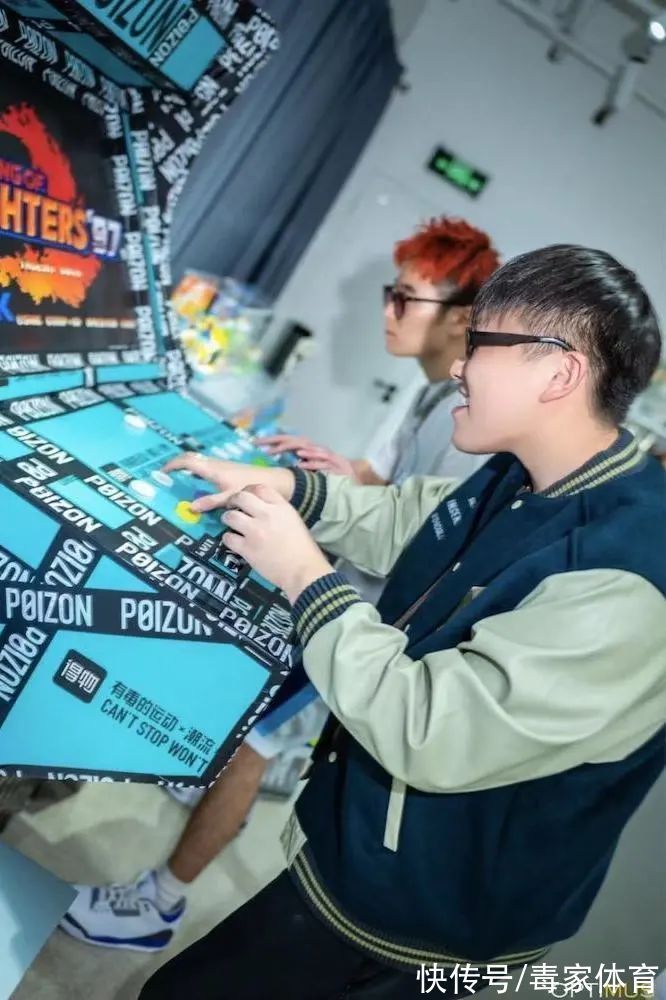 落地窗前 家人们,我奔现了!得物新店下一站,是你的城市吗?