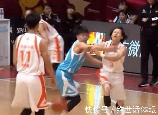 恶意犯规|WCBA又见恶意犯规！女篮核心颈部被打，无法站立被抬出场