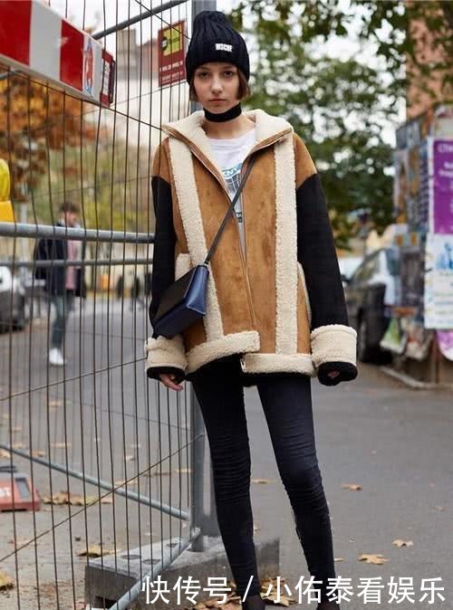个子矮就别穿大衣了,今年流行的“羊羔绒”外套,时髦保暖又显高