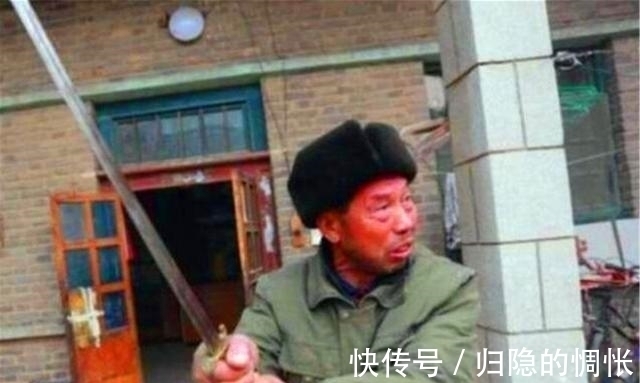 宝刀@老人500万出售祖传宝刀，专家失望指责，老人：你们没资格指责我