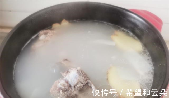 玉米|天气寒冷,要经常给家人喝这个汤,健脾胃,滋补身体不怕冷!