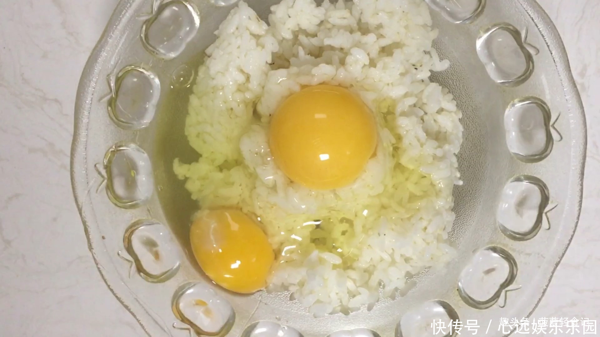 火腿肠片|不想吃炒饭,剩米饭华丽变身,孩子可喜欢吃了,美味还不浪费