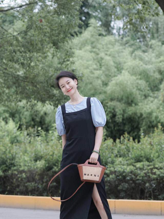 背带裙|牛仔背带裙小个子穿起来超时髦了!内搭白色短袖T恤,好看又减龄