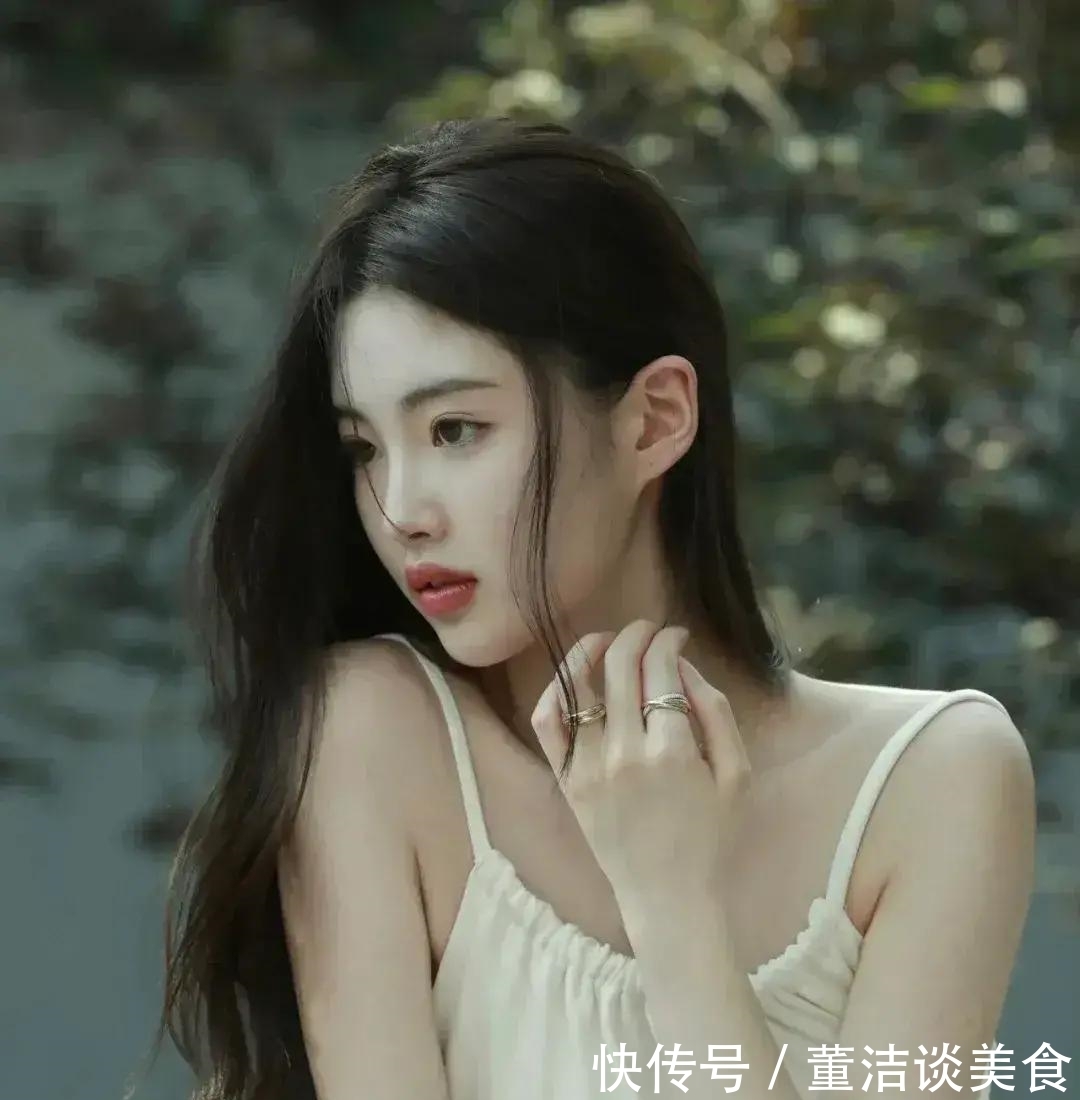 长裙|食色108——美女穿搭14: 纯白圆弧领露背长裙