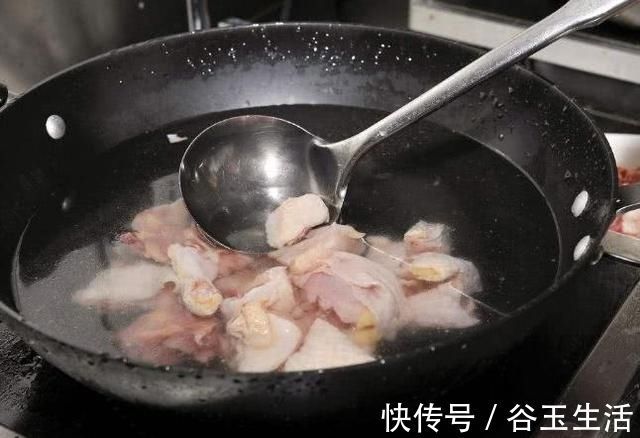 炖鸡汤时,不要焯水,也别直接炖,饭店大厨教你怎么做