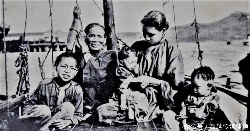 小脚女人|晚清时期老照片,裹小脚女人做针线活,照相馆模特展示雨具